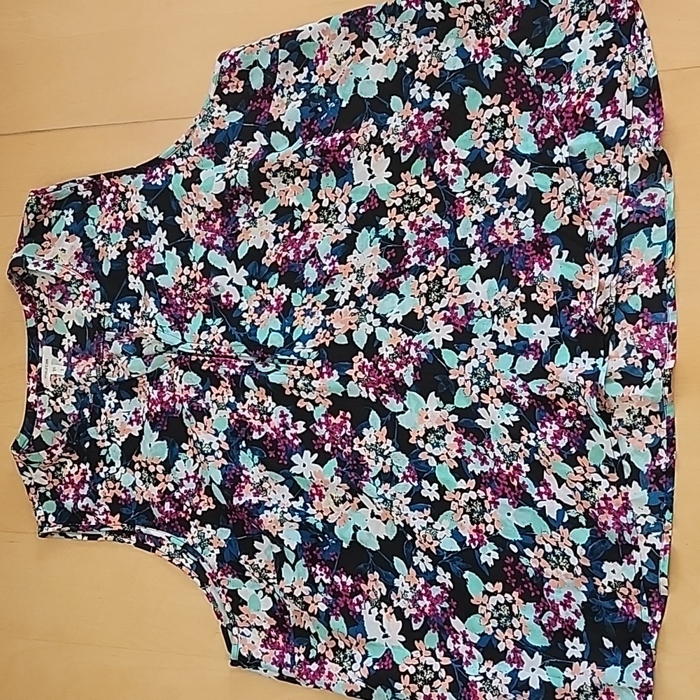 Maurices size 3 black floral v-neck sleeveless blouse